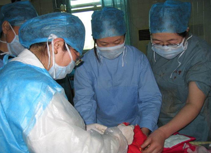 丈夫结扎半年性感妻子却怀孕,检查过后,丈夫拿着报告脸气绿