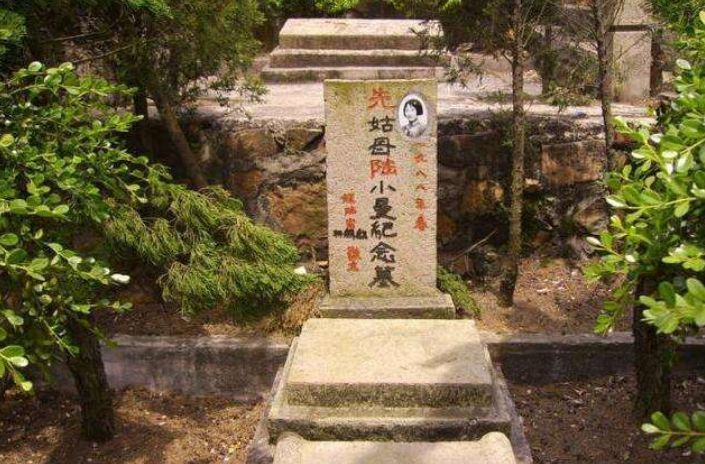 林徽因和陆小曼墓地,一个寒酸,一个不简单,丈夫梁思成设计