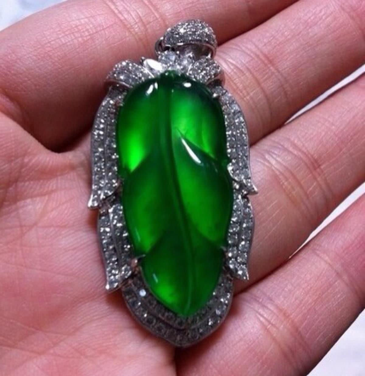 朋友说她这颗是帝王绿翡翠隔着屏幕都能看得出差着一个帝王绿