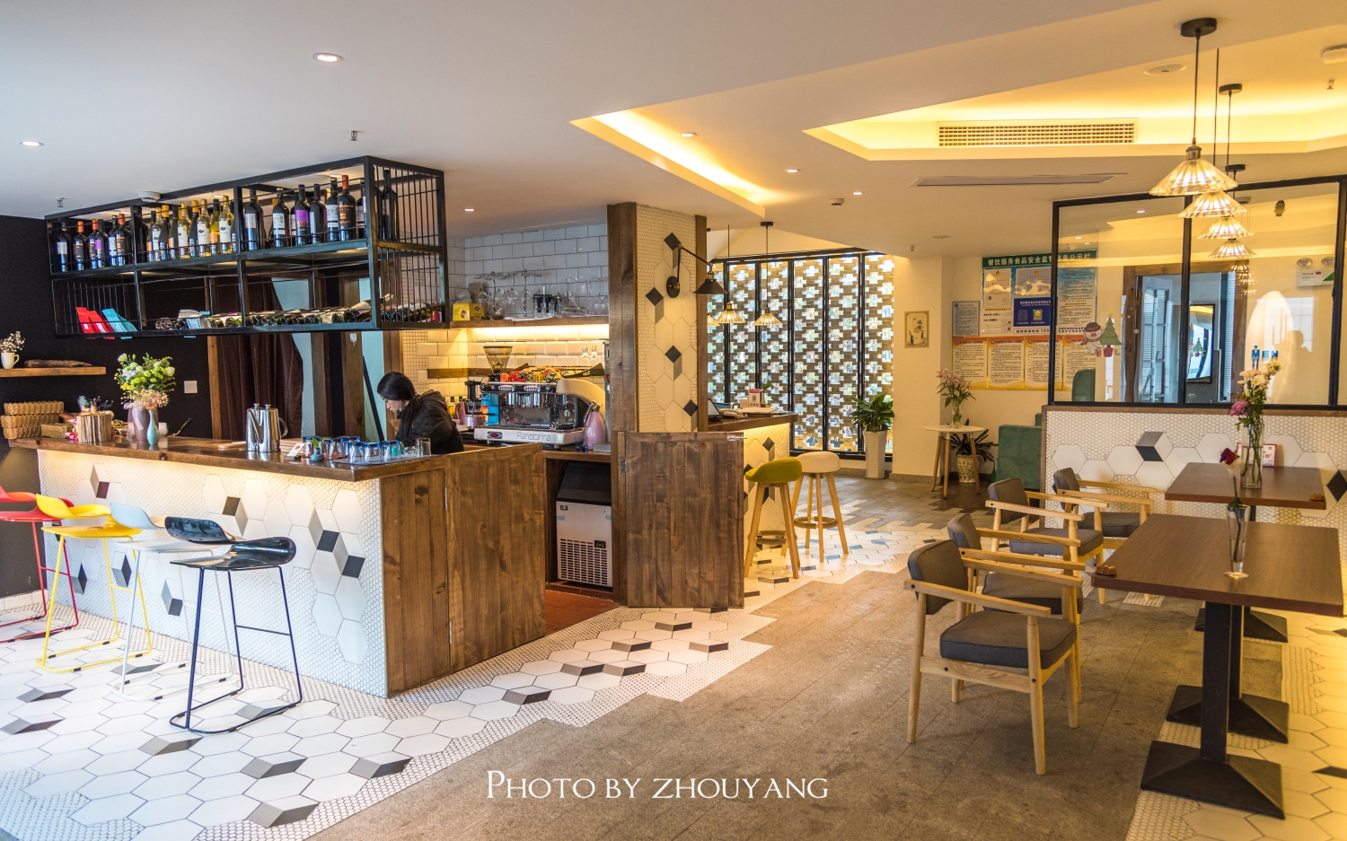 从民宿的门进入,走到二楼,二楼是一个宽敞的休闲区,它集吧台,餐厅