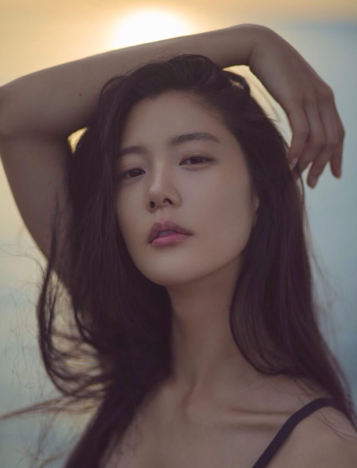 简单的衣服不简单的人,漏脐装穿在李成敏身上,网友:未成年勿视