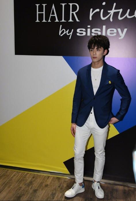 深蓝色西装十足帅气,迷之拍摄角度秒变一米五|吴磊|弟弟|身高_新浪网