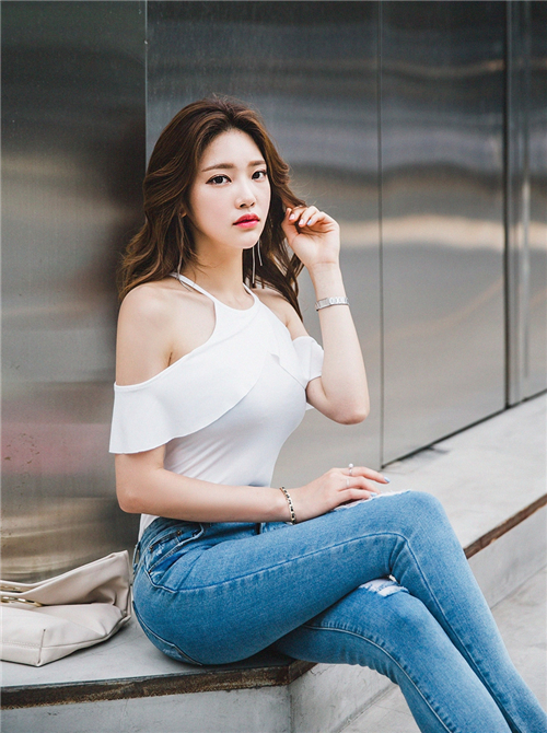 俏美靓丽的牛仔裤美女,展现个性的酷帅风采,展现出精致的身段!