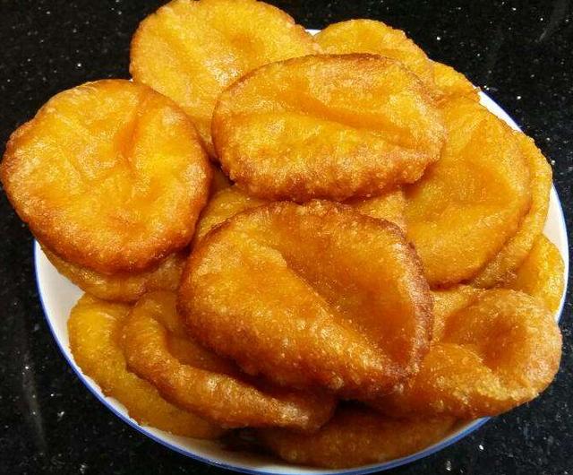 做红薯饼别再用面粉和淀粉了,用它做,软糯香甜,放凉了也不会硬