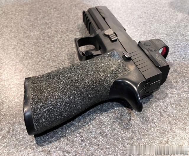 西格光学公司展出全新红点瞄准镜大视野治愈强迫症