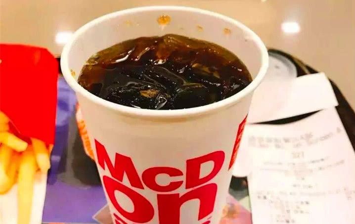 在肯德基上班,偷喝可乐会有啥后果,网友:大公司就是不一样