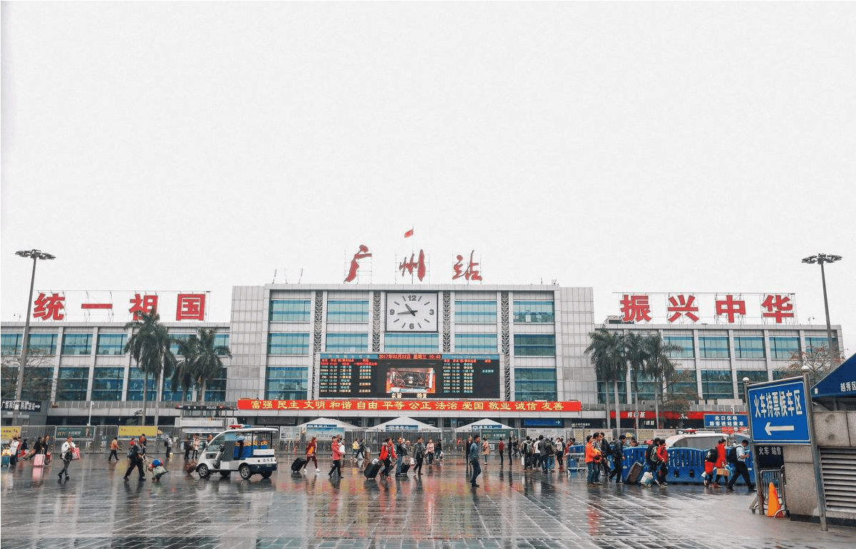 为了体现改革开放的重要思想,当局便决定在广州火车站顶部建一条标语