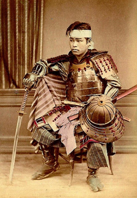 日本百年前的武士照:个个目光凌厉,铠甲充满了唐风