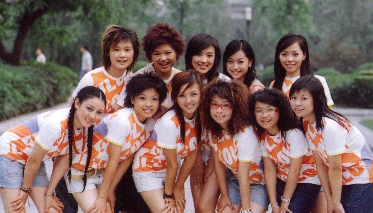 当时很多人看到了一个合影,就是2005年的时候,那一届的超女,其中