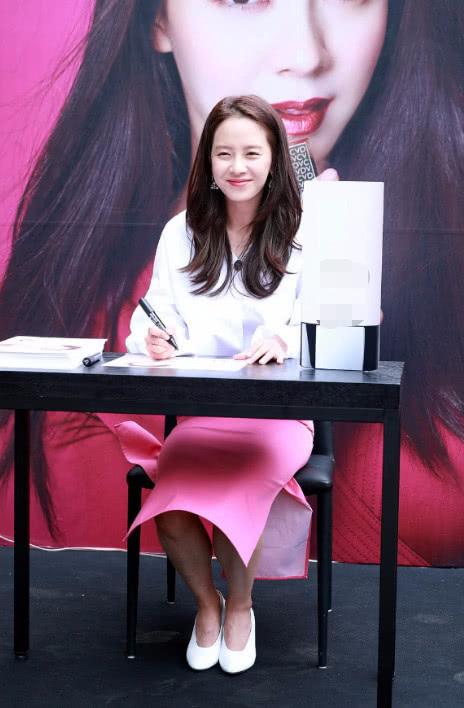 宋智孝怎么了 低腰裙硬把自己好身材给穿没 鼓起的小肚子好尴尬