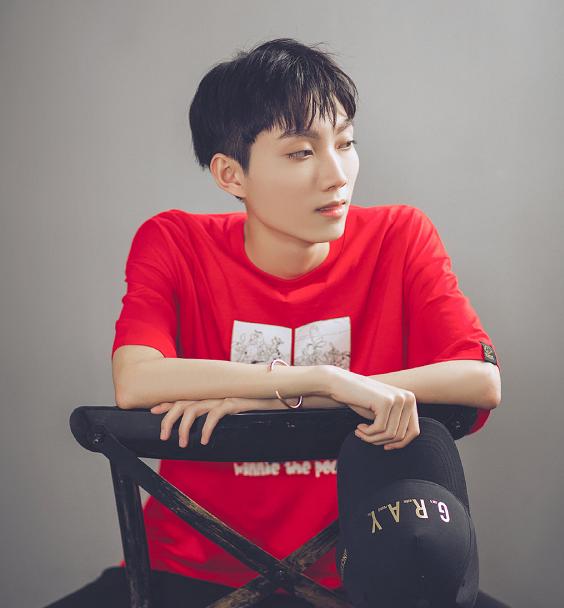 孤影做客王者荣耀kpl引迷妹尖叫,他的实力能否与职业选手一比?