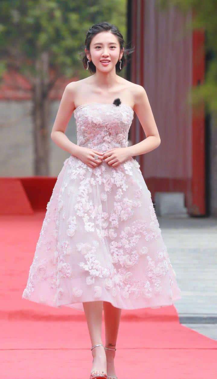 同样穿一字凉鞋,杨颖热巴最美丽,唐艺昕最会穿,沈月灾难现场