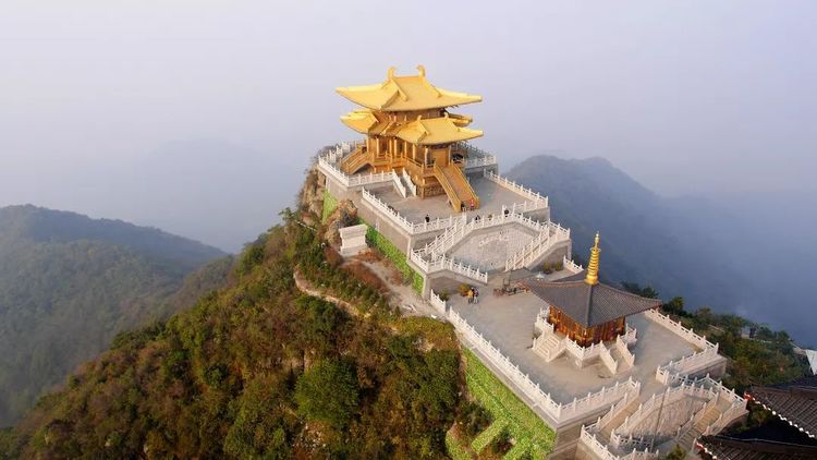 全国单体高度最高的金顶——大慈恩寺金顶,金碧辉煌,续写着"楚山望刹"