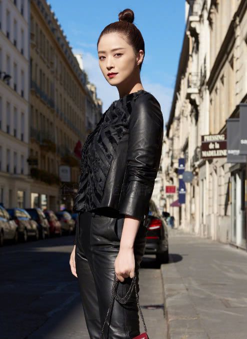 蒋欣30斤真不是白瘦的这么紧的皮裤都能塞进服了