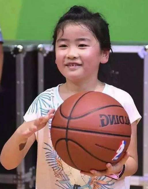 姚明女儿身高已经失控八岁的女孩身高直逼一米六