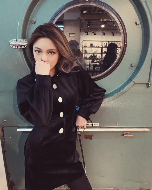 周扬青私下穿搭非常野!皮草大衣 紧身裤很霸气,气场强大颜值高