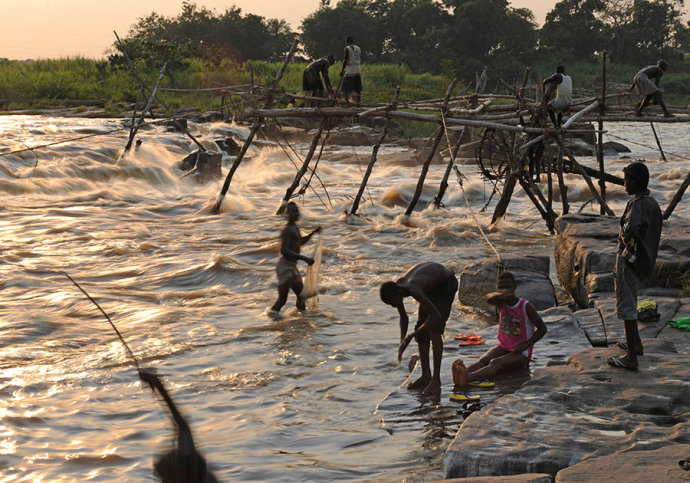 刚果河捕鱼图片