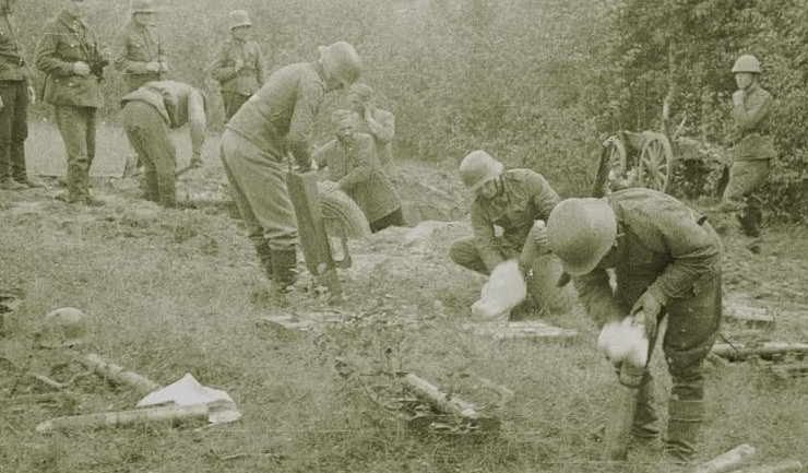 二战镜头在芬兰军人监视下苏联战俘挖埋藏在地下的火炮