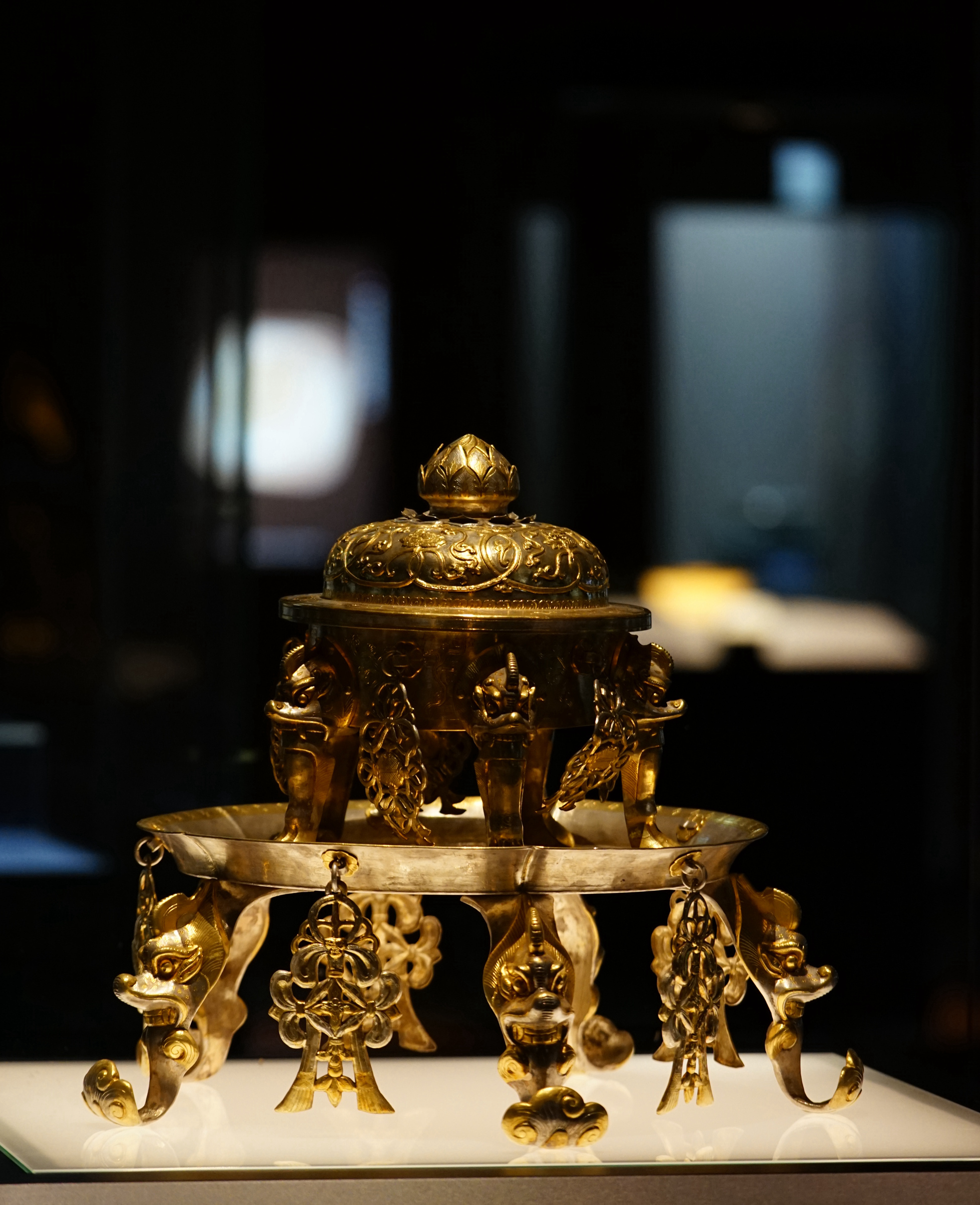 陕西法门寺地宫 失传千年的"秘色瓷"重现人间 精湛工艺让人惊叹