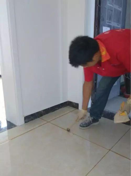 美缝别再傻傻找工人做了,3分钟就能掌握,自己