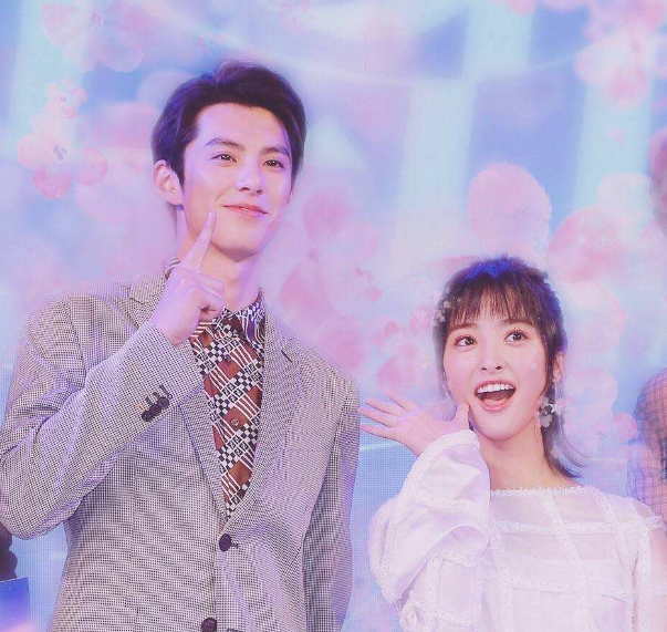 各卫视跨年演唱会状况满满,谢娜牙上沾口红,鹿晗蔡徐坤粉丝争吵|沈月