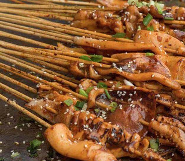 没事时候吃串烤鱿鱼,品味品味烧烤味道!