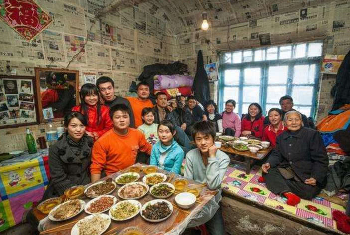 "东北人"全家都睡一个炕上,难道不会不方便吗?南方人很疑惑