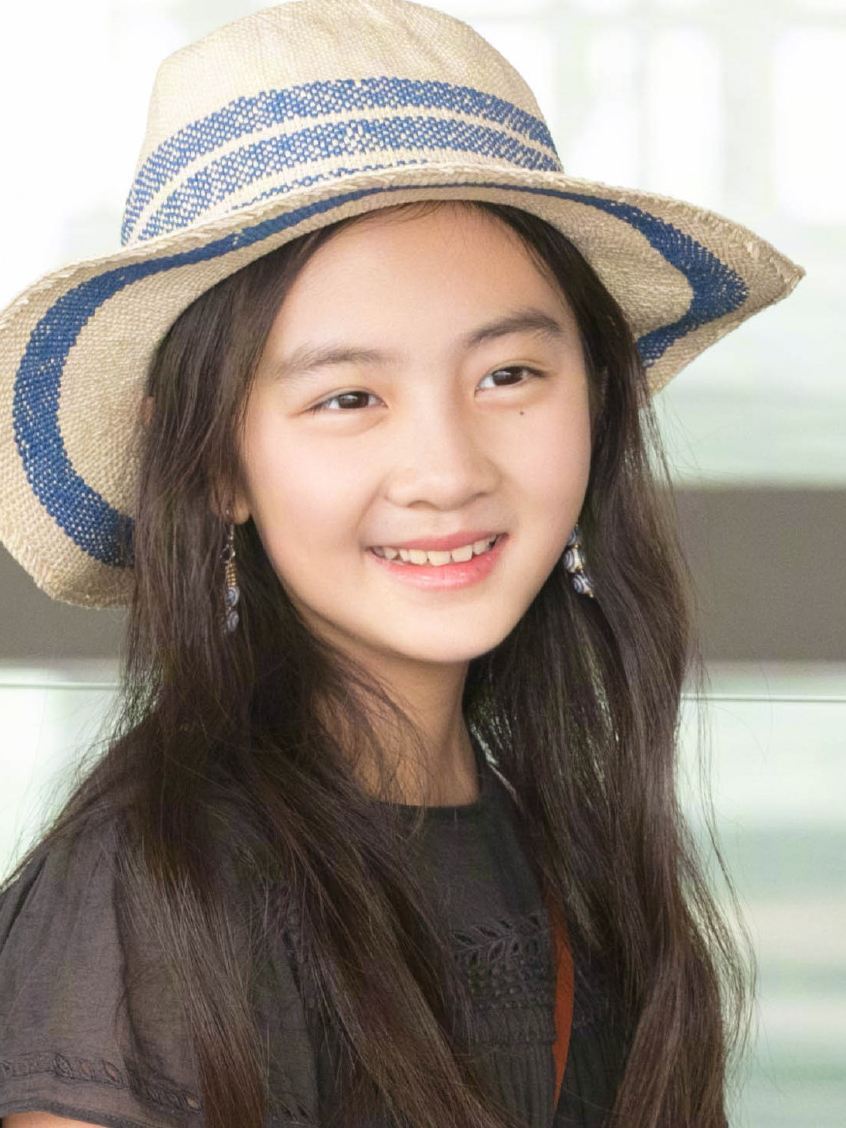 黄磊女儿多多半脸照,秀戴了18圈的项链,网友:已视为未来媳妇!