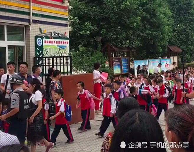 妈妈接儿子放学,路上看到3个孩子,肩上扛的,瞬间泪目