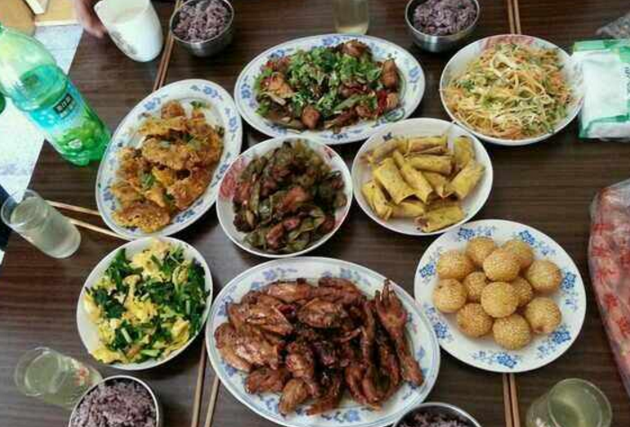 周末来乡下,叔伯们纷纷请吃饭,那么多饭菜你喜欢哪一家的!