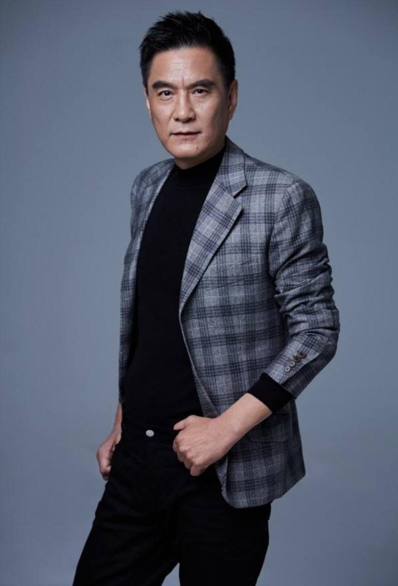 他因一张照片被北电拒绝, 演坏人被骂多年, 如今与妻子闪婚超幸福|李