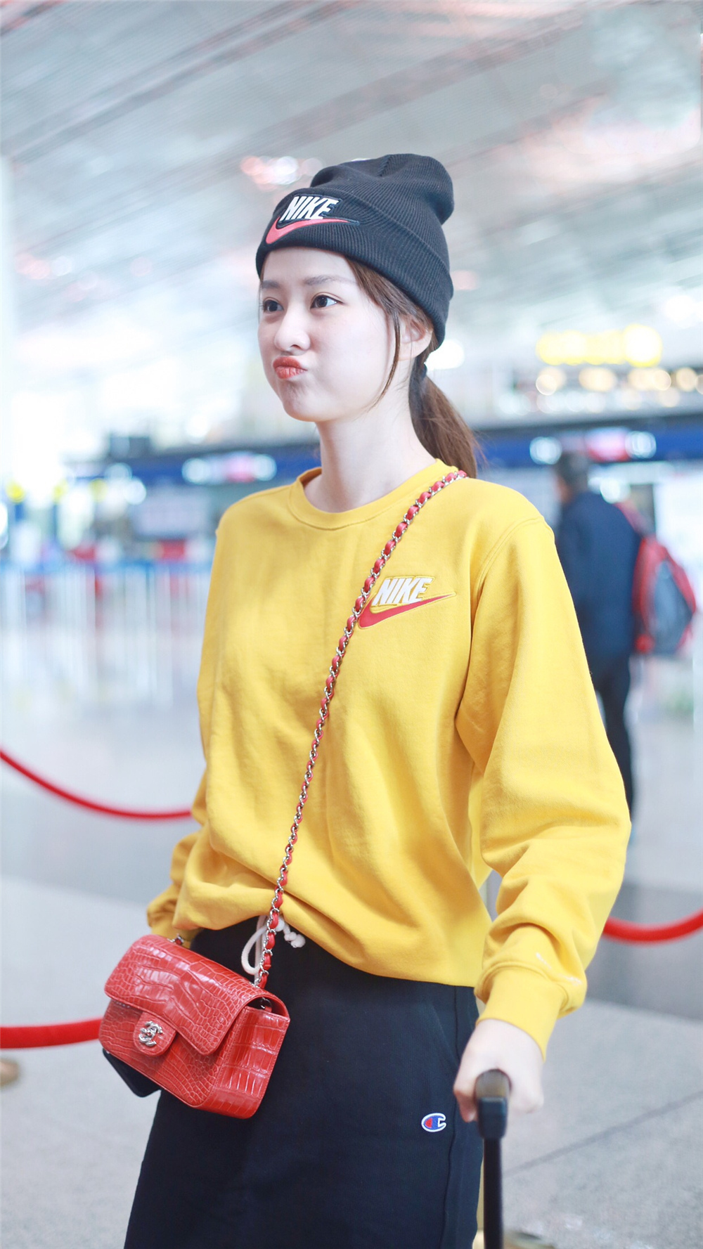 乔欣运动装好养眼!不惧五五分挑战直筒裙,172的身高难怪这么美