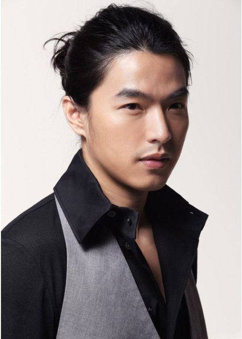 李威连续11年悼念旧爱许玮宁,胡歌难忘去世的助理张冕