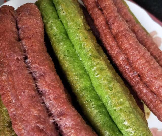 将做好的彩色油条放入油锅里炸至蓬松浮起即可.