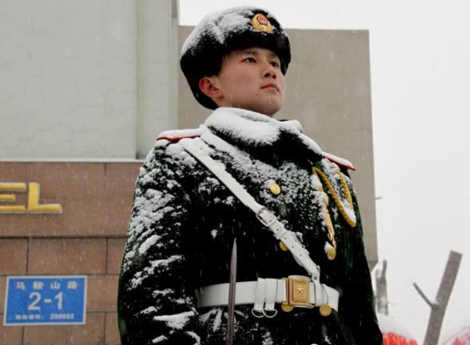 为何部队门口有"哨兵神圣,不可侵犯",哨兵又为何两小时才换岗