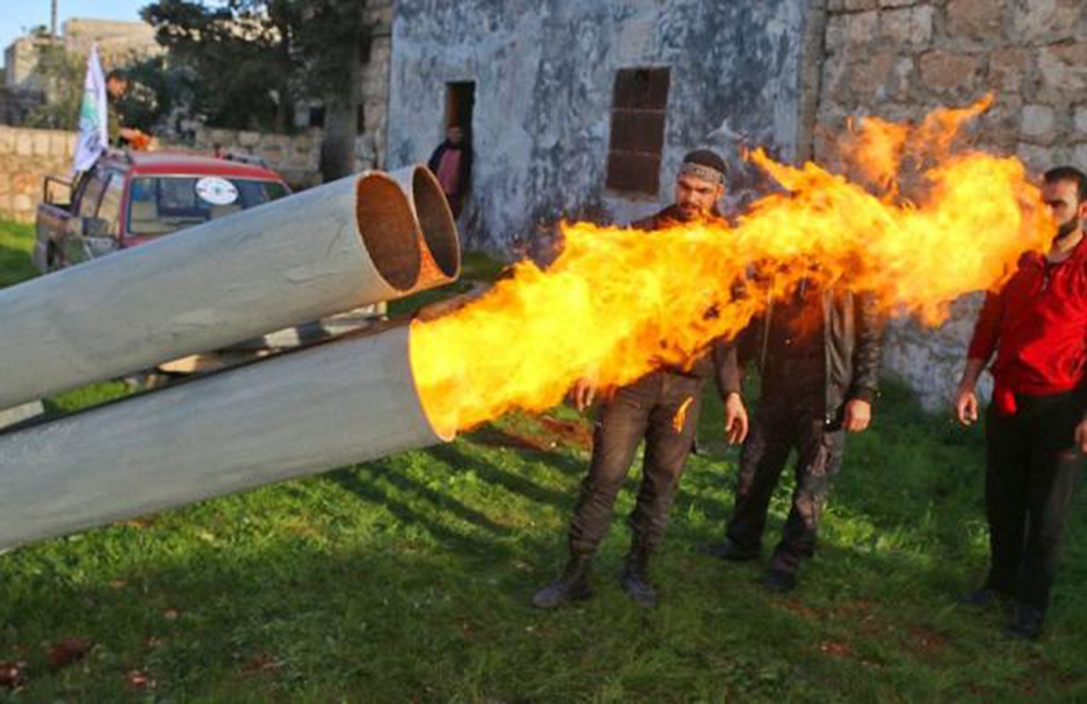 叙利亚土造武器称雄,煤气罐弹弓威力大,使用者也心惊肉跳