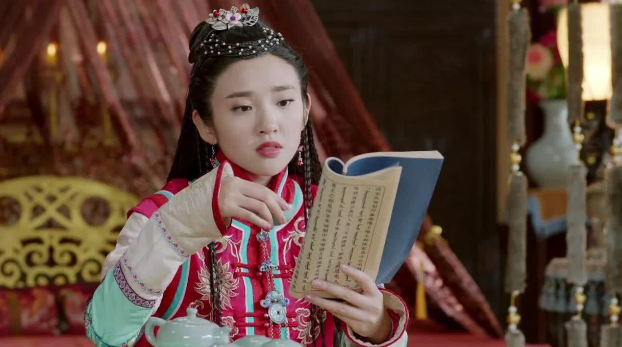 她貌美如花,参加选秀被皇帝一眼看中,入宫后皇帝还经常赏赐她