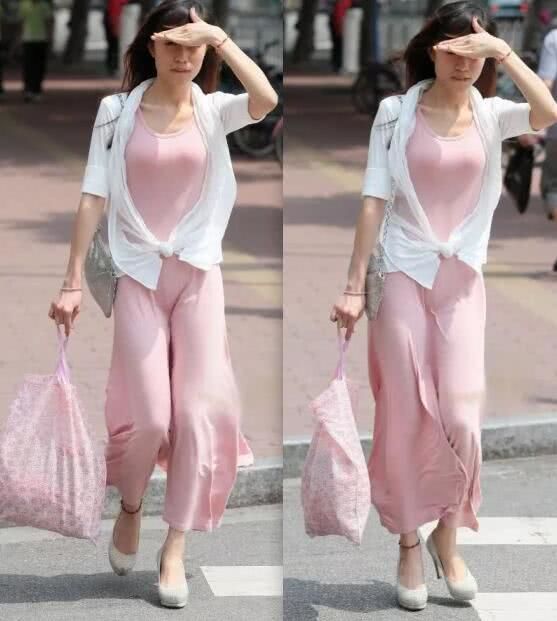 街拍:长腿美女身穿粉色长裙,风这么大还穿裙子逛街