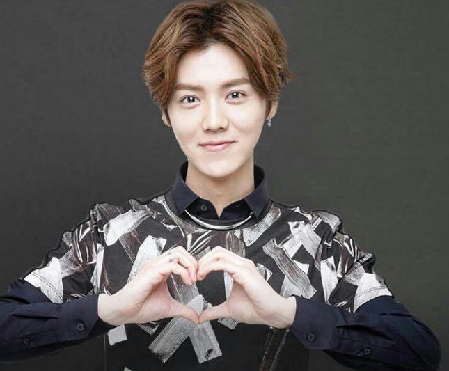 鹿晗的含情脉脉,黄子韬的邪魅,都不如他的"花式比心"