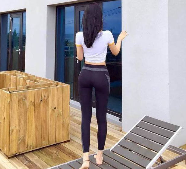 街拍:青春傲人的打底裤姑娘,很好的秀出纤细的腿部线条