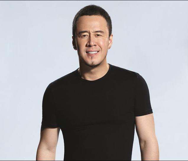 杨坤因口无遮拦离开乐坛,交两人相差21岁的90后女友