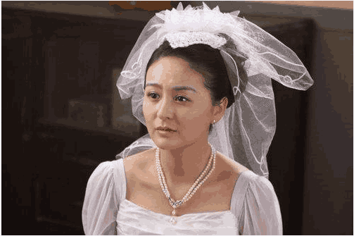 凭借自己的高颜值和甜美气质在16岁时,凭借《花季雨季》赢得金鹰奖