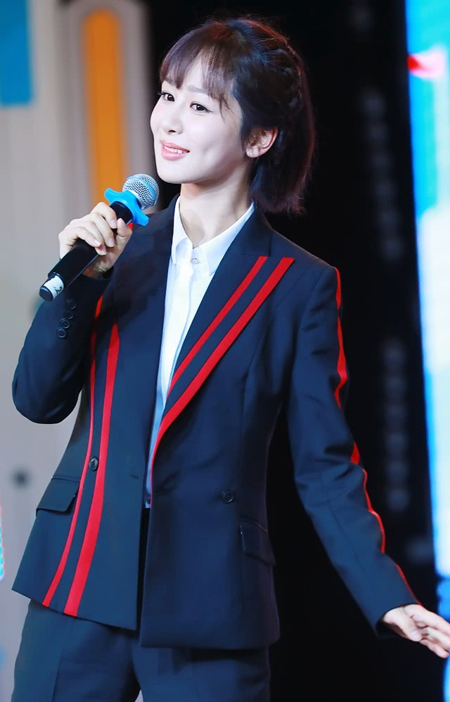 你以为穿上西装的杨紫会变得文静,只需一秒便暴露了逗比属性!