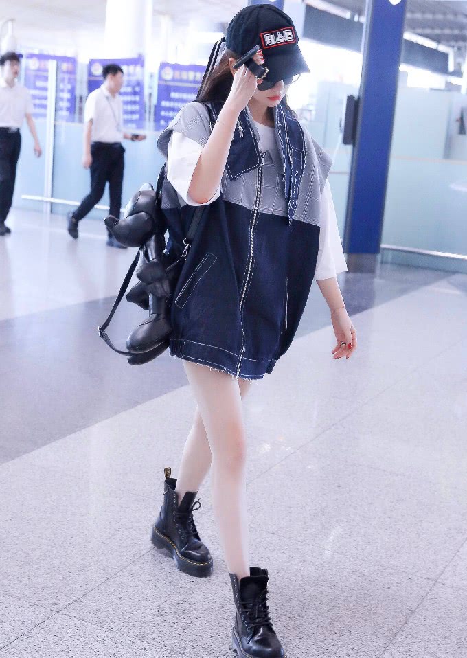 李溪芮"牙签腿"美?那是你没看到戚薇"酸笋腿",想咬一口!