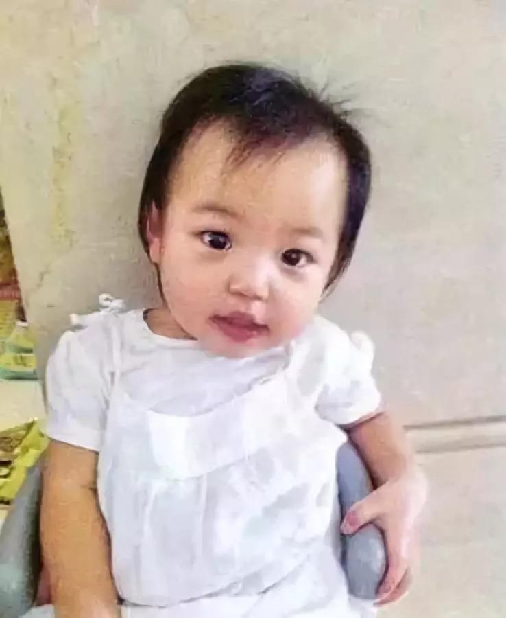 小四月是黄有龙亲生的吗