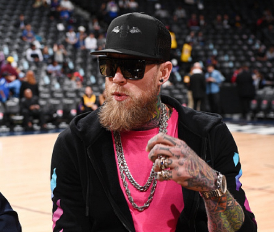 鸟人从一个瘦弱的小伙子变成一个遍布纹身,头发胡须粗犷的硬汉