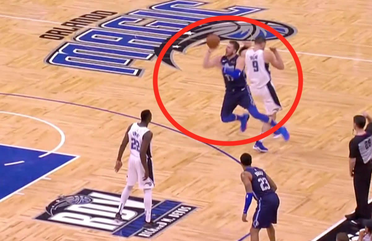 东契奇3分后撤步造犯规,哨子响起那一刻,真以为他是哈登了!