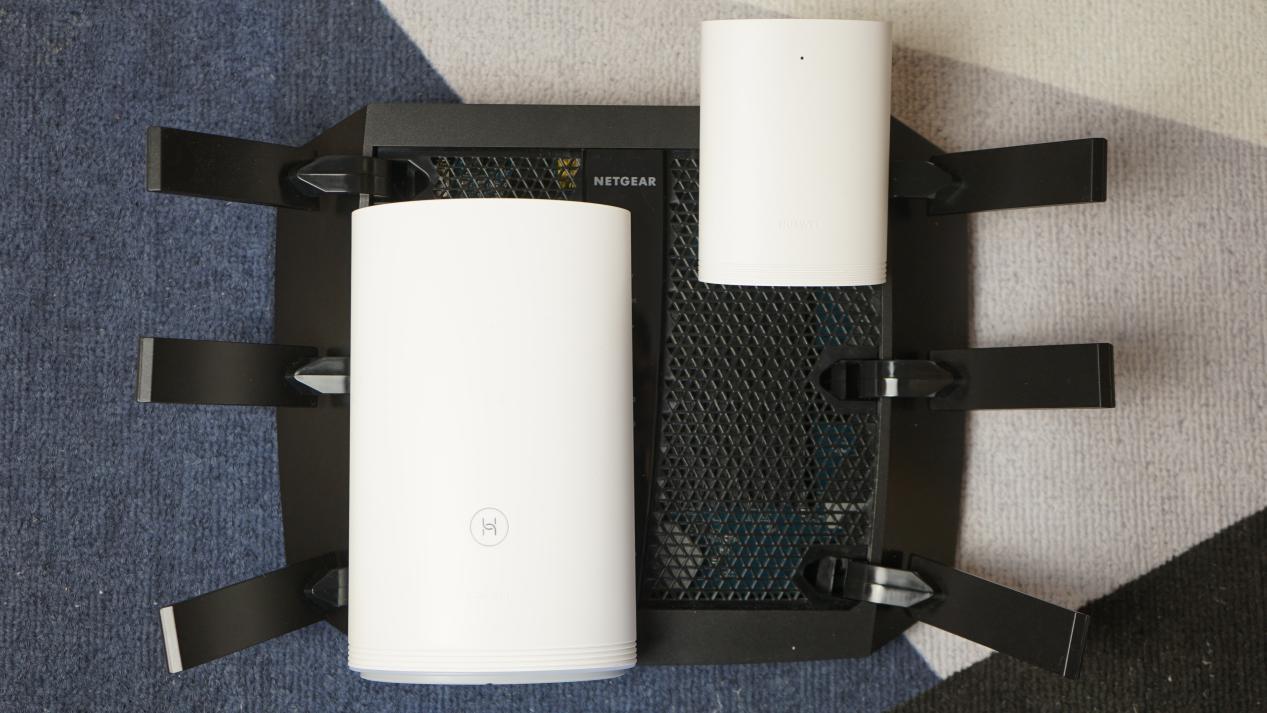 华为q2 pro采用的是内置天线的简洁设计,与传统路由器相比这个设计