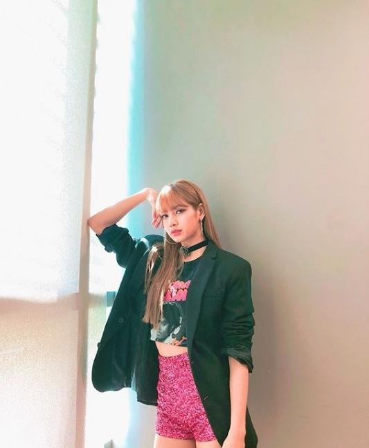 韩国人气女团lisa时尚圈最受欢迎的女星穿搭堪称时尚教程