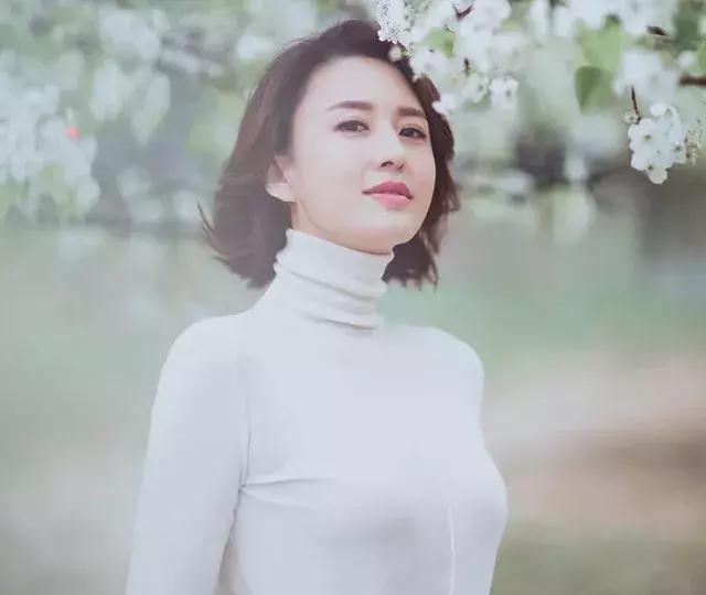 40岁央视主持人张蕾晒美照秒变成少女粉丝却点赞其富豪老公